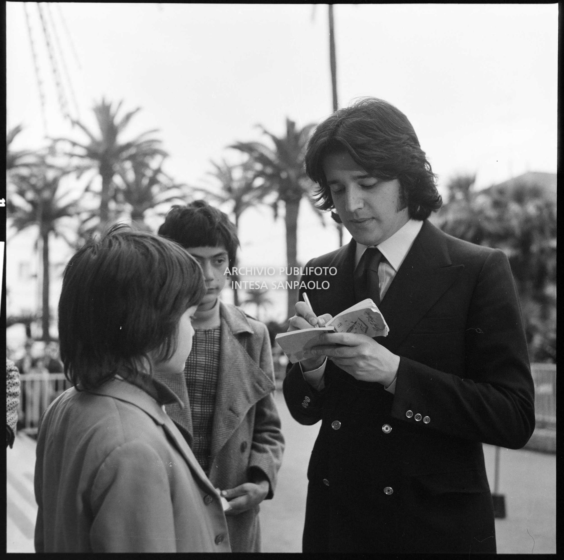 Christian De Sica firma autografi al XXIII Festival della canzone italiana di Sanremo