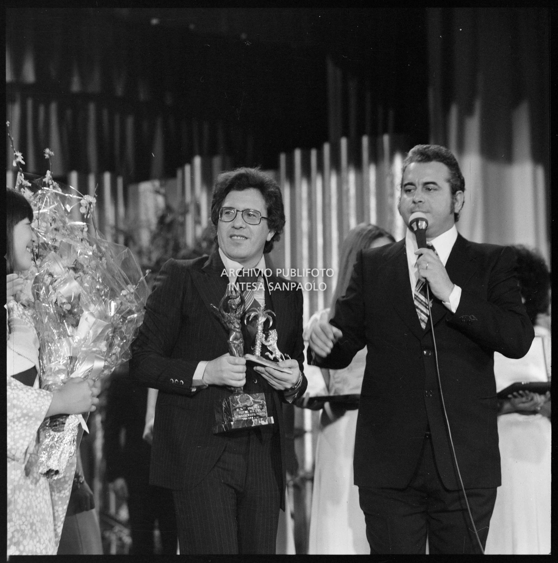 Peppino DI Capri e Vittorio Salvati durante la premiazione del XXVI Festival della canzone italiana di Sanremo