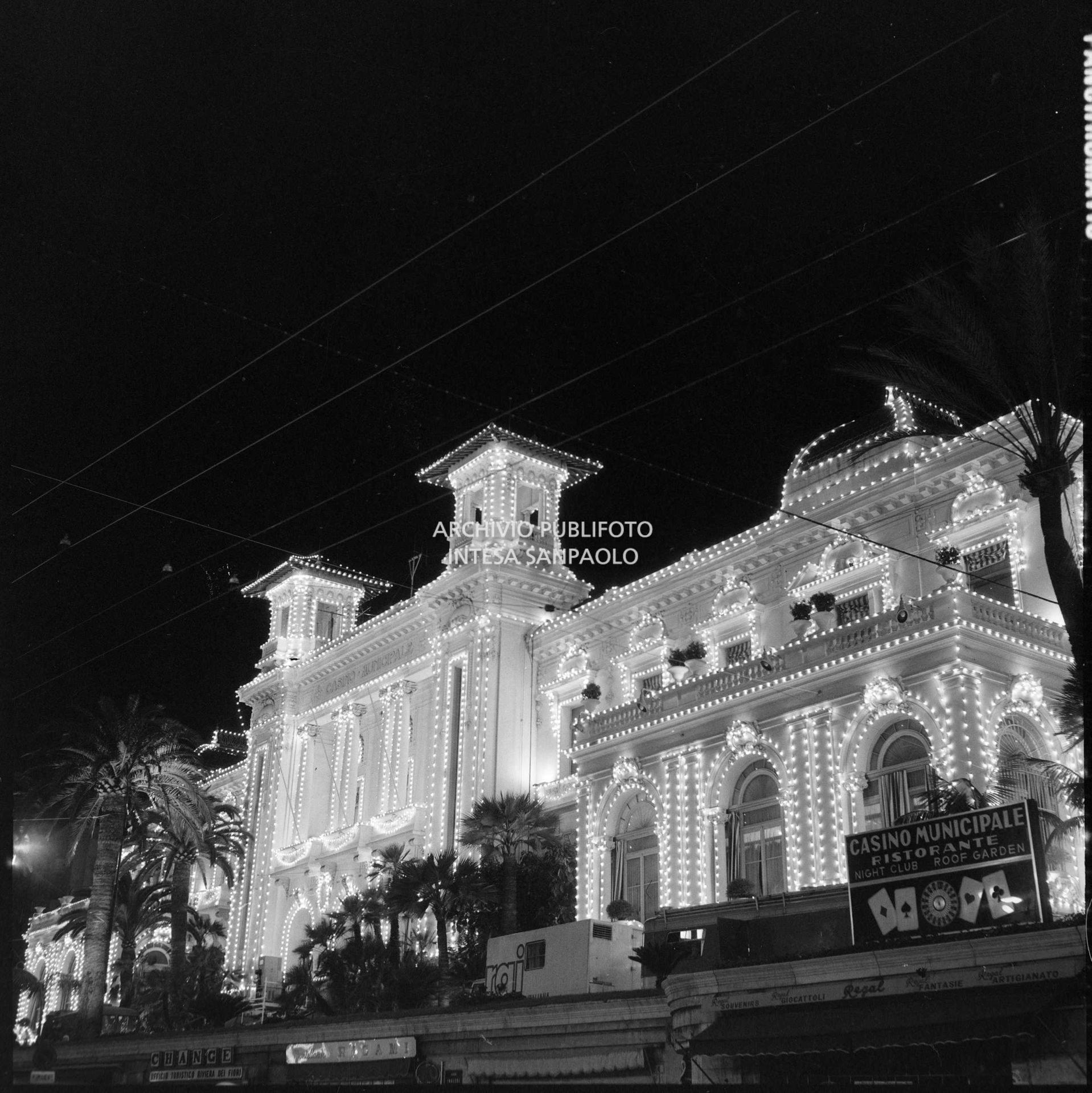 Ripresa notturna del Casinò di Sanremo illuminato in occasione del XXVI Festival di Sanremo