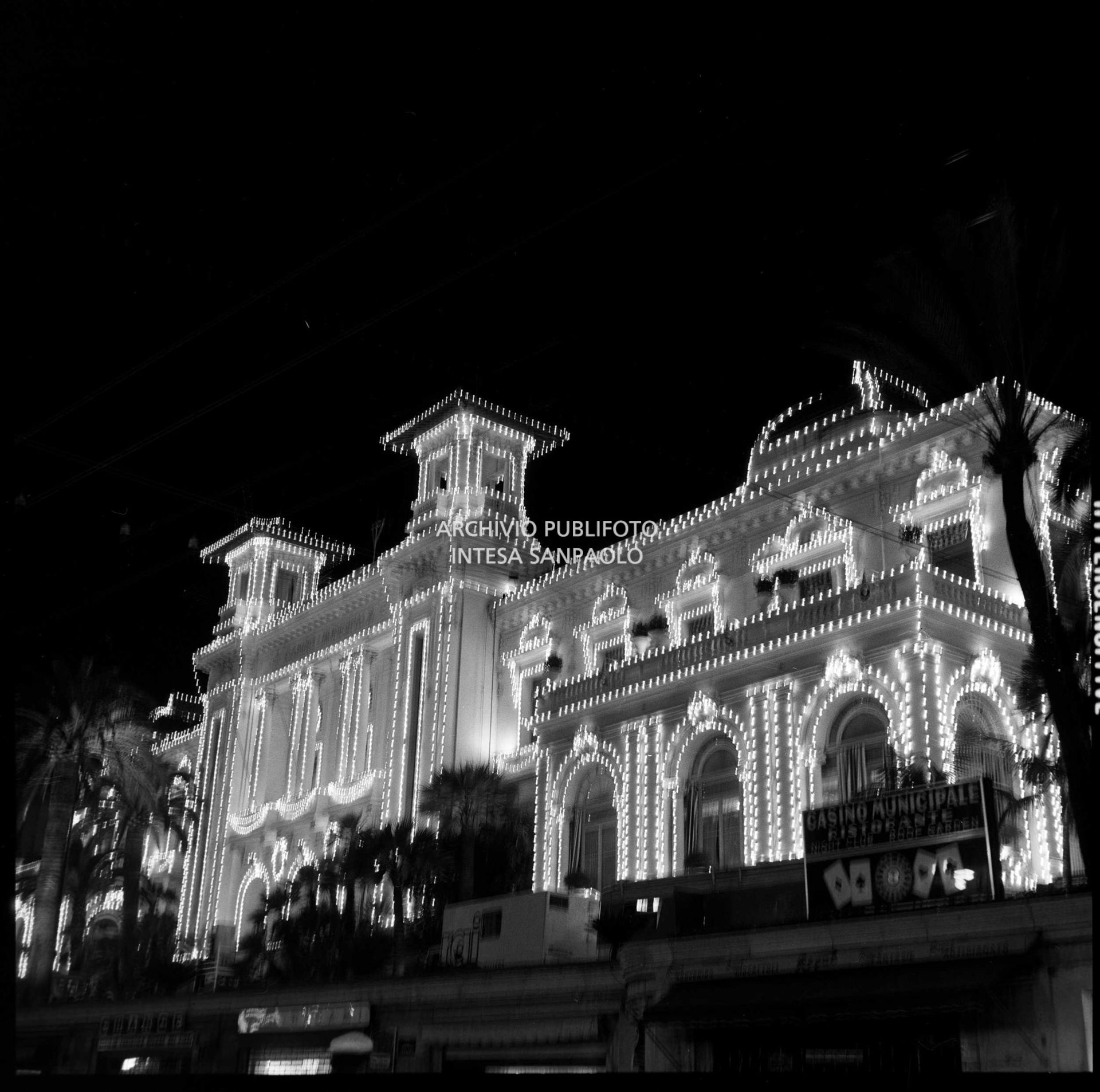 Ripresa notturna del Casinò di Sanremo illuminato in occasione del XXVI Festival di Sanremo