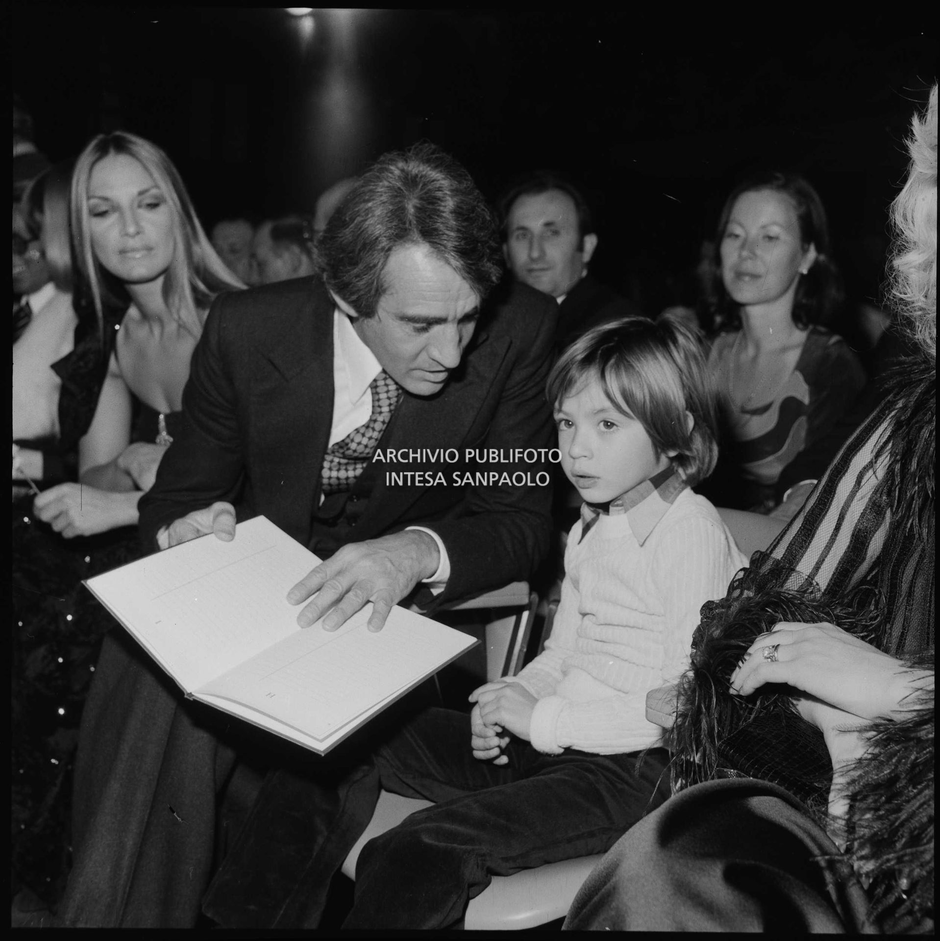 Walter Chiari con il figlio Simone al XXVI Festival della canzone italiana di Sanremo