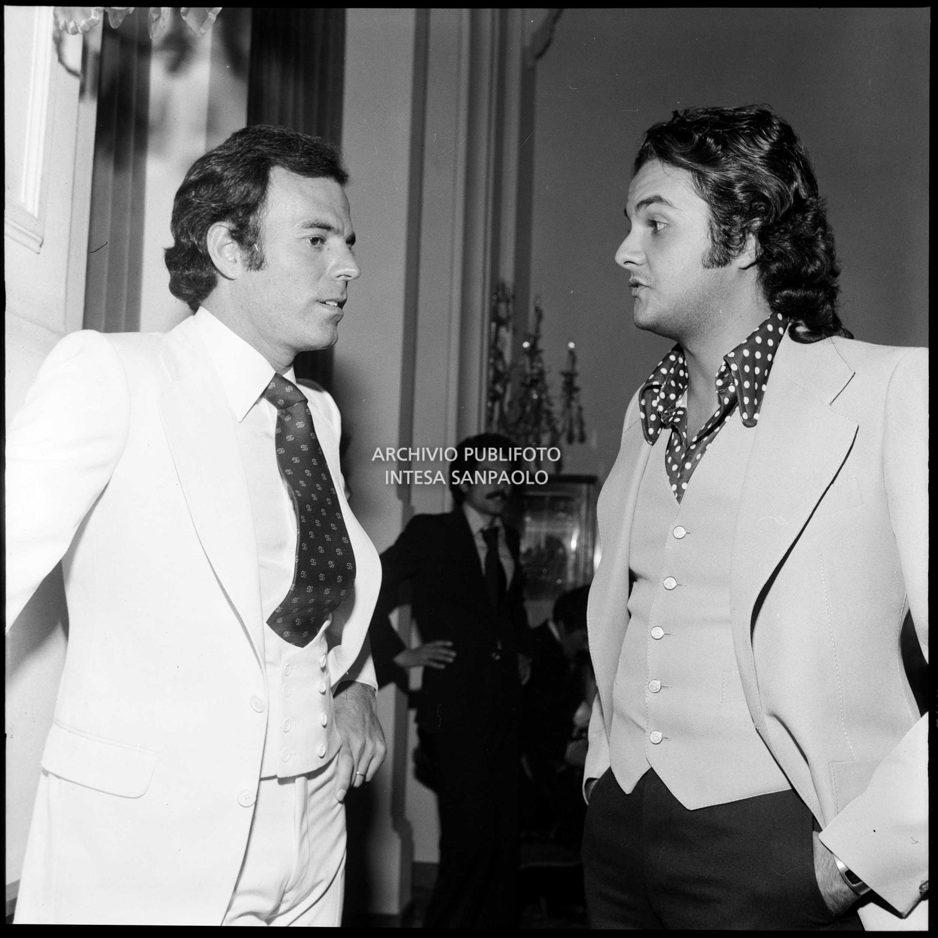 Julio Iglesias e  Morris Albert (da sinistra a destra) al XXVI Festival della canzone italiana di Sanremo