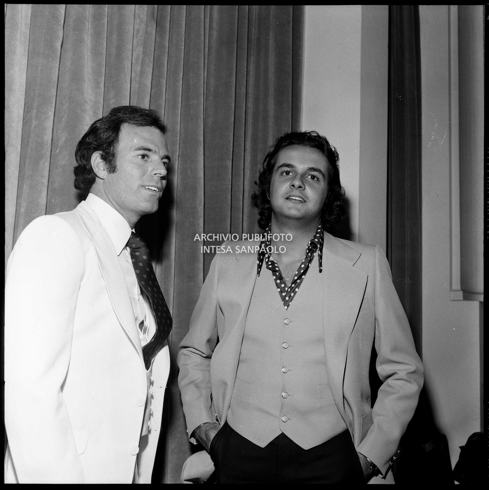 Julio Iglesias e  Morris Albert (da sinistra a destra) al XXVI Festival della canzone italiana di Sanremo