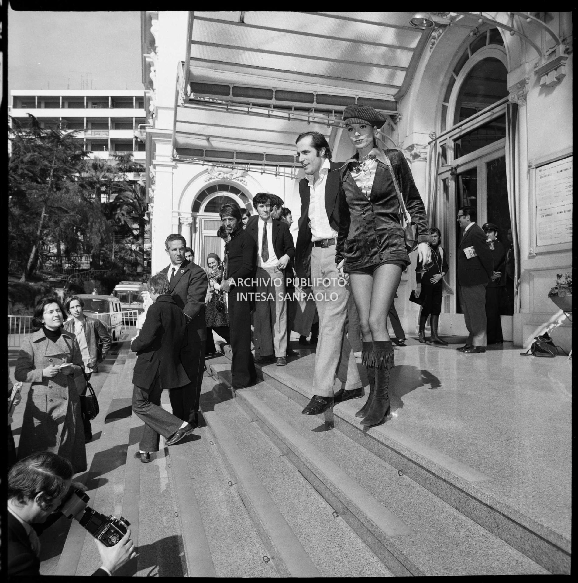 I conduttori del XXI Festival di Sanremo, Carlo Giuffrè e Elsa Martinelli all'esterno del Casinò nei giorni della manifestazione canora