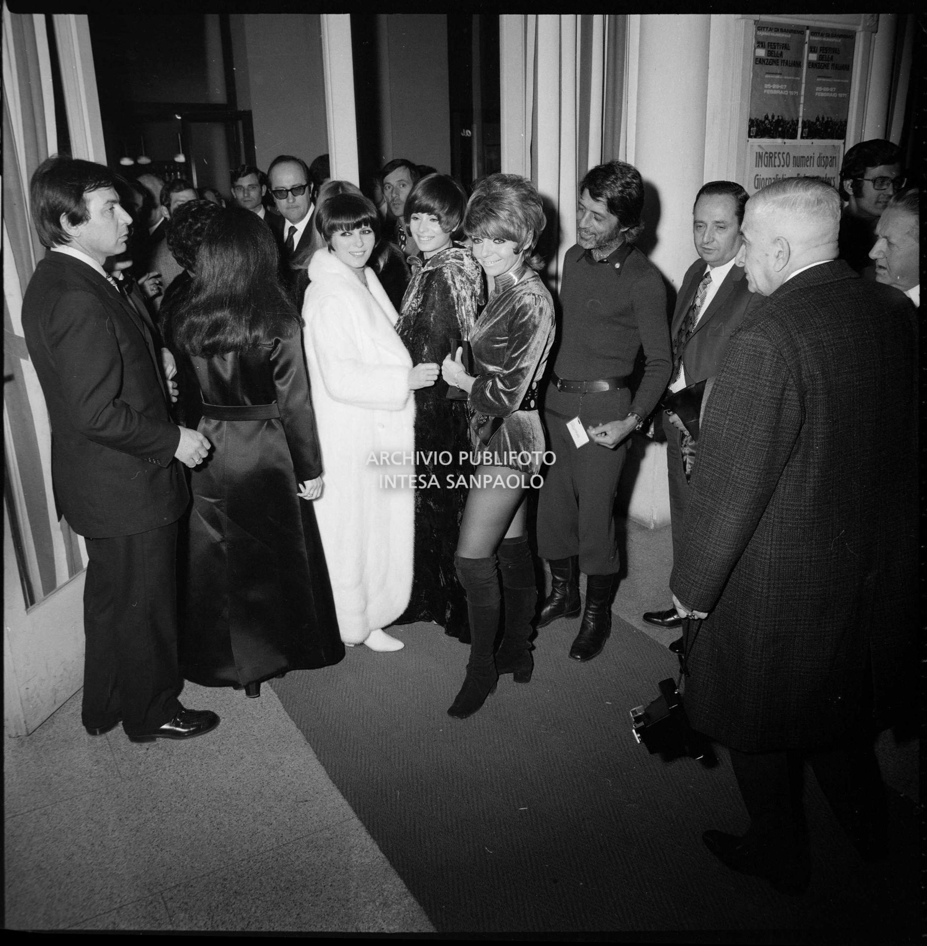 Artisti all'ingresso del Casinò di Sanremo nei giorni del XXI Festival