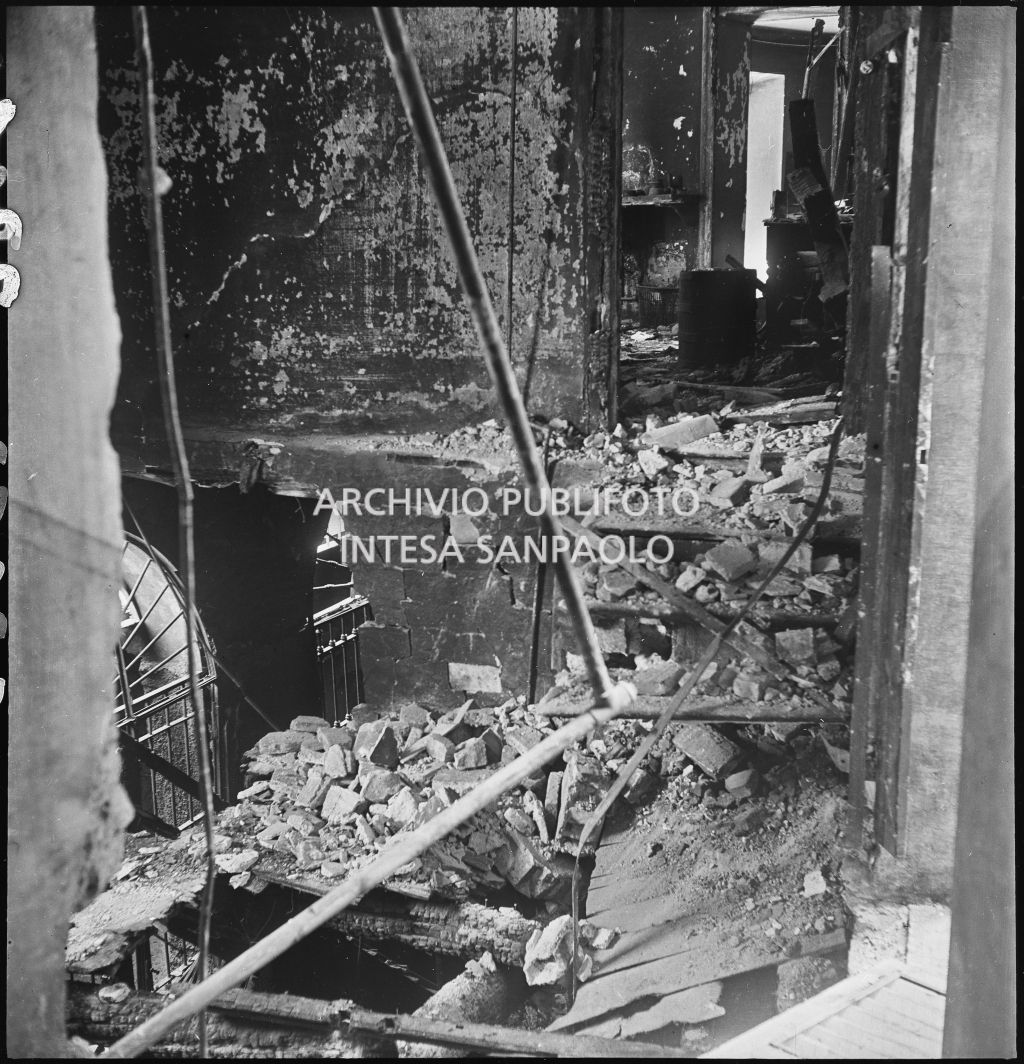 Interno dell'impresa, presumibilmente la Accomandita «H» a Colori
				Anilina Visconti Gonella e C., in via Castelfidardo a Milano, bombardata e ingombra di macerie