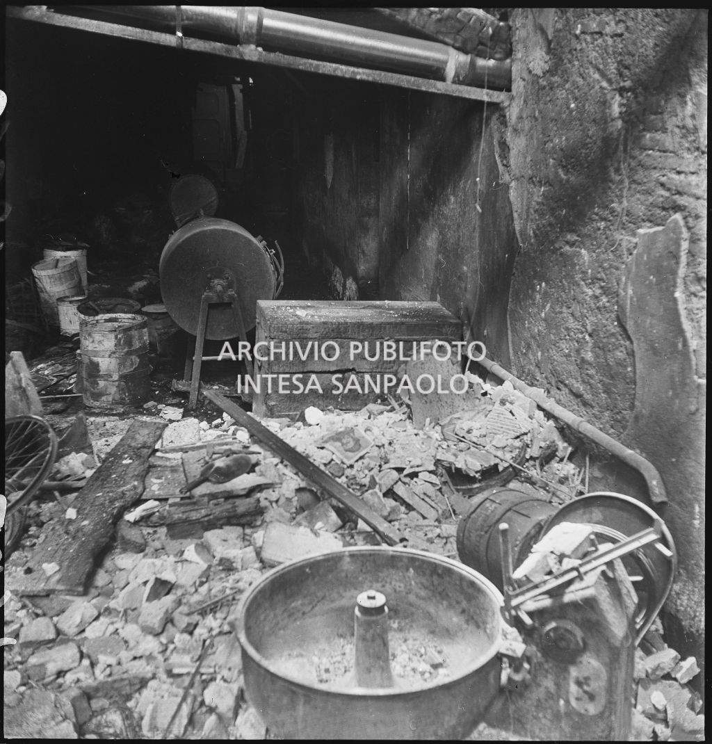 Interno di un locale, dell'impresa, presumibilmente la Accomandita «H» a Colori Anilina Visconti Gonella e C., in via Castelfidardo a Milano, bombardato e ingombro di macerie e strumenti di lavoro