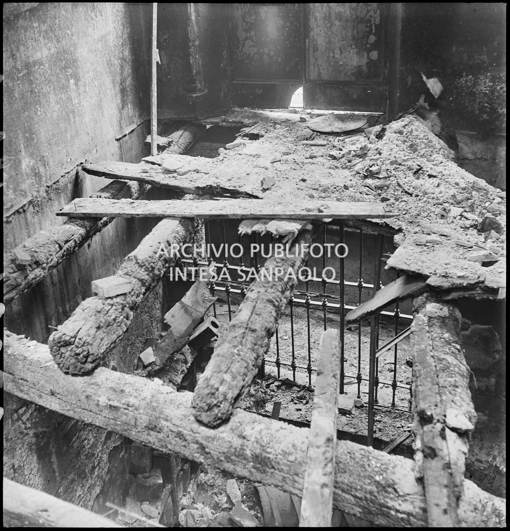 Interno dell'impresa, presumibilmente la Accomandita «H» a Colori
				Anilina Visconti Gonella e C., in via Castelfidardo a Milano, bombardata e ingombra di macerie