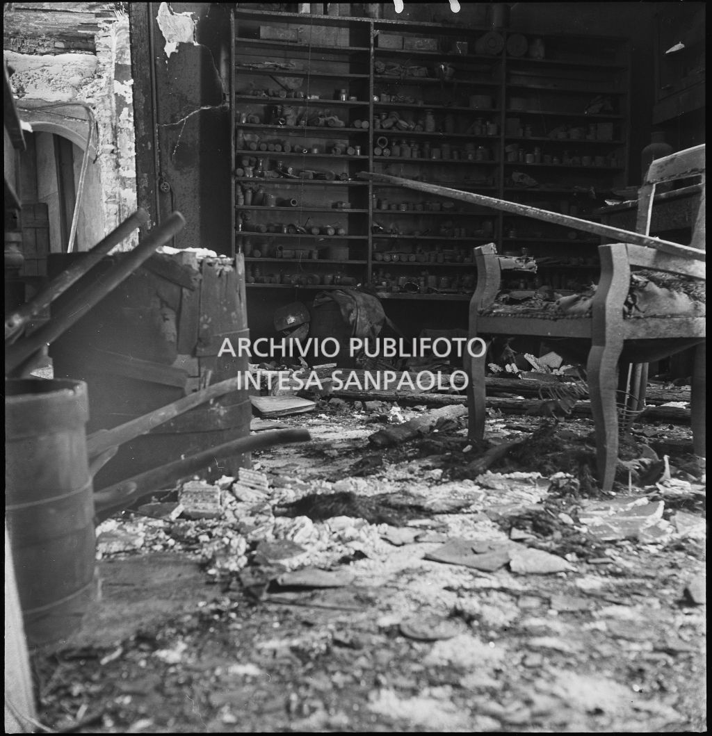 Interno di un locale, dell'impresa, presumibilmente la Accomandita «H» a Colori Anilina Visconti Gonella e C., in via Castelfidardo a Milano, bombardato