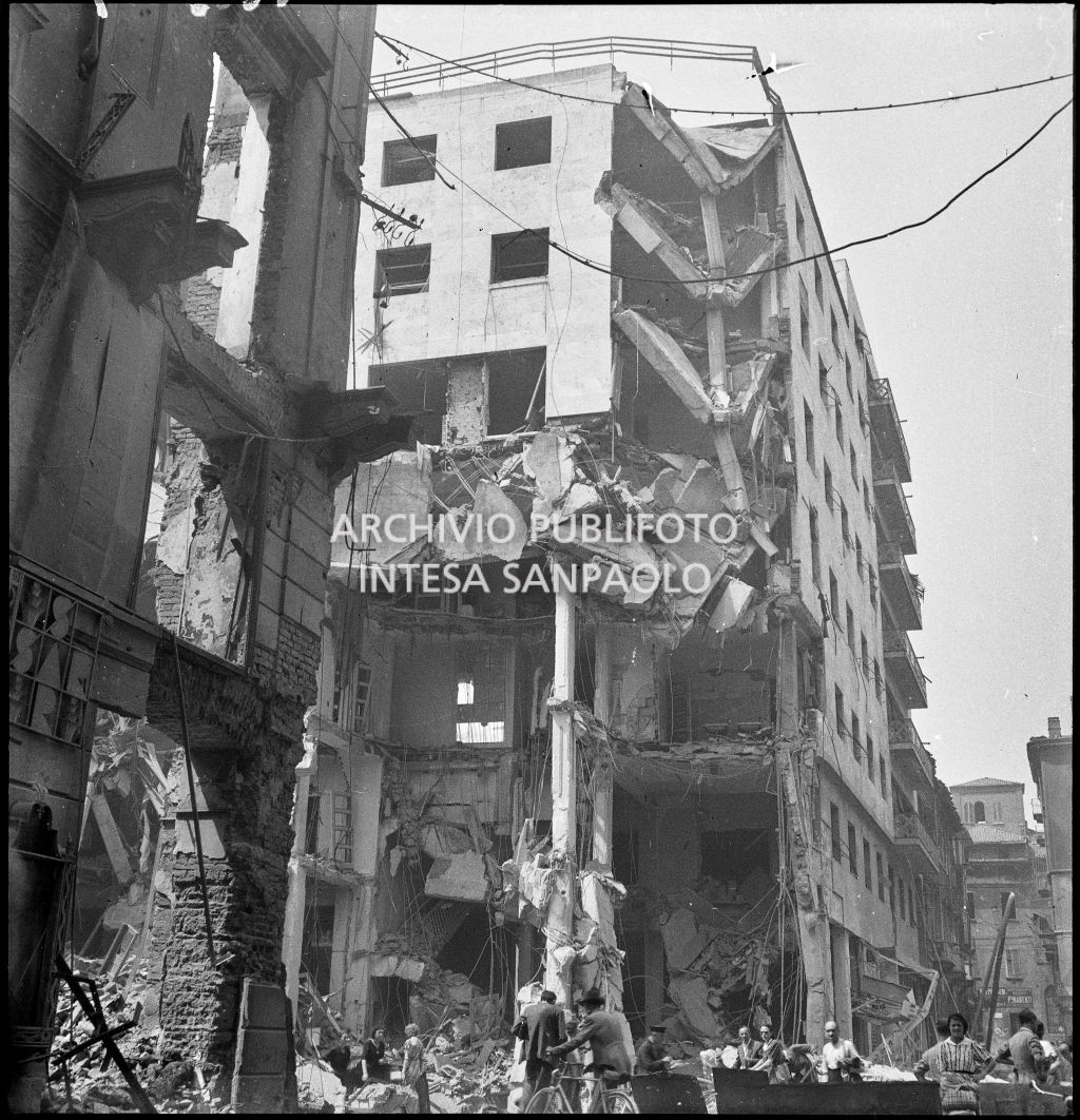 Un edificio, in via Torino all'angolo con piazza Santa Maria Beltrade, a Milano, sventrato dai bombardamenti