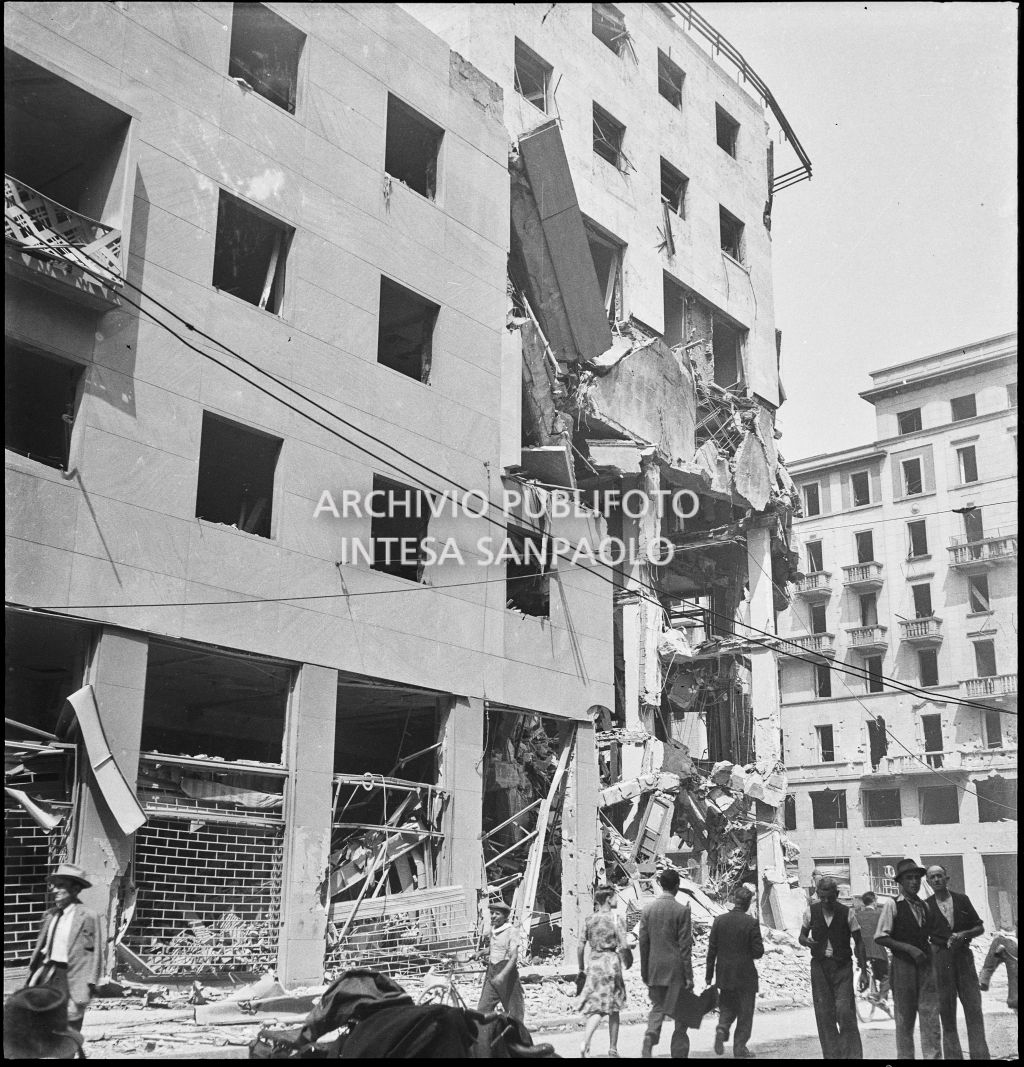 Un edificio, in via Torino all'angolo con piazza Santa Maria Beltrade, a Milano, sventrato dai bombardamenti