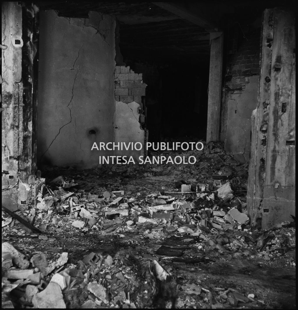Interno del palazzo Eiar (Ente Italiano per le Audizioni Radiofoniche), a Milano, devastato dai bombardamenti e ingombro di macerie