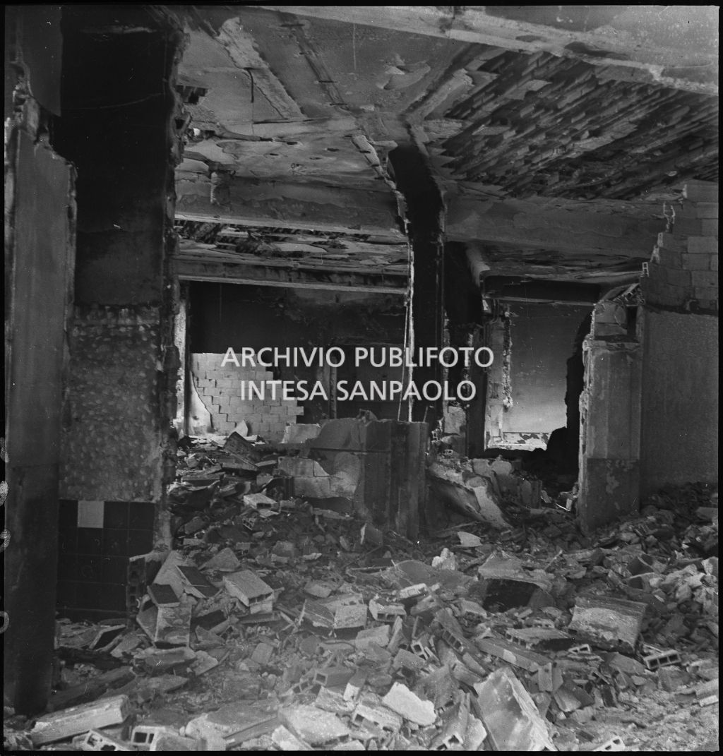 Interno del palazzo Eiar (Ente Italiano per le Audizioni Radiofoniche), a Milano, devastato dai bombardamenti e ingombro di macerie