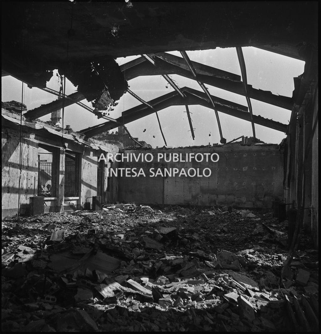 Interno del palazzo Eiar (Ente Italiano per le Audizioni Radiofoniche), a Milano, devastato dai bombardamenti; ingombro di macerie e danni riportati al tetto