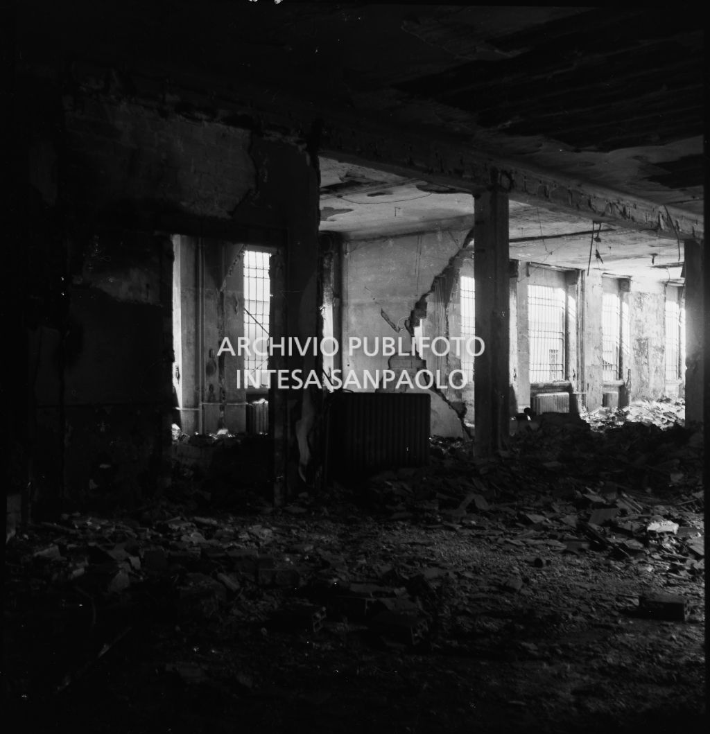 Interno del palazzo Eiar (Ente Italiano per le Audizioni Radiofoniche), a Milano, devastato dai bombardamenti e ingombro di macerie