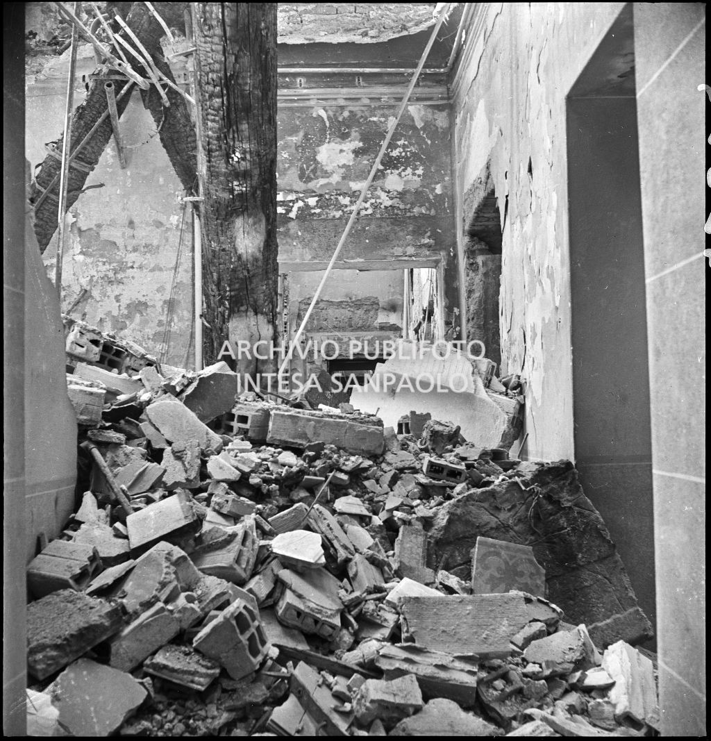 Interno del palazzo Eiar (Ente Italiano per le Audizioni Radiofoniche), a Milano, devastato dai bombardamenti e ingombro di macerie