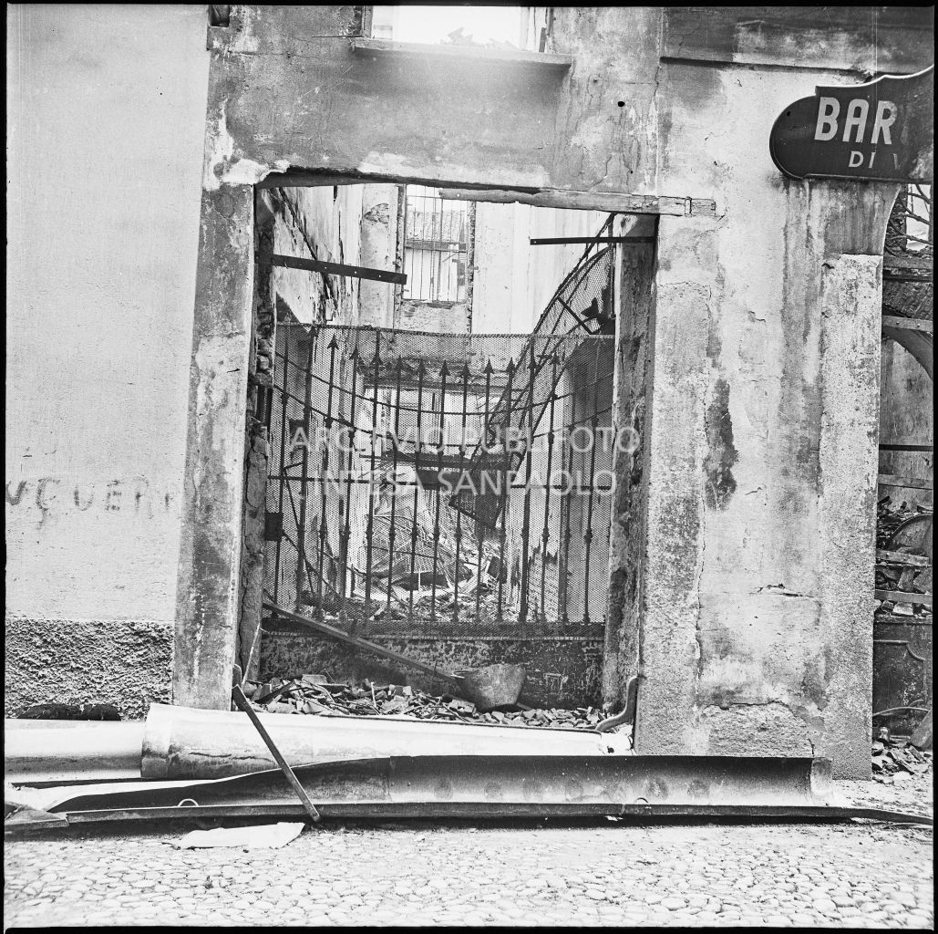 Ingresso dell'edificio, in corso Garibaldi a Milano, sede impresa Baruffaldi & Cantini, che vendeva articoli casalinghi, di ferramenta e cucine economiche, sventrato dai bombardamenti