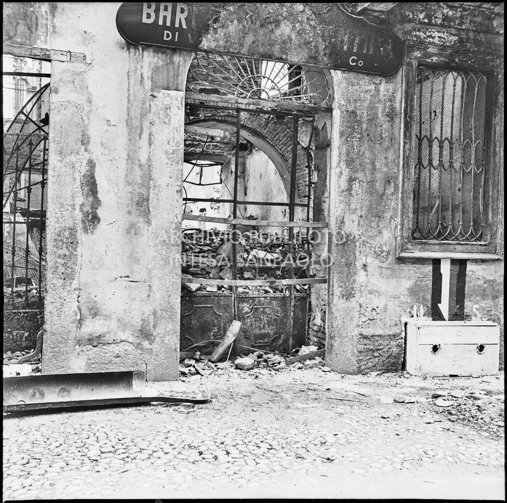 Ingresso dell'edificio, in corso Garibaldi a Milano, sede impresa Baruffaldi & Cantini, che vendeva articoli casalinghi, di ferramenta e cucine economiche, sventrato dai bombardamenti