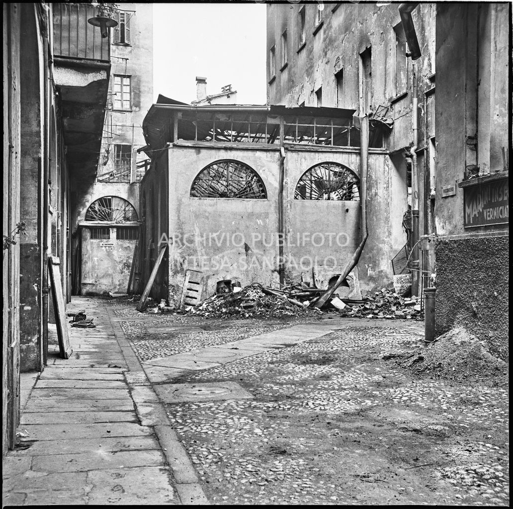 Cortile dell'edificio, sede dell'impresa Baruffaldi & Cantini, che vendeva articoli casalinghi, di ferramenta e cucine economiche, in corso Garibaldi a Milano, gravemente danneggiata dai bombardamenti