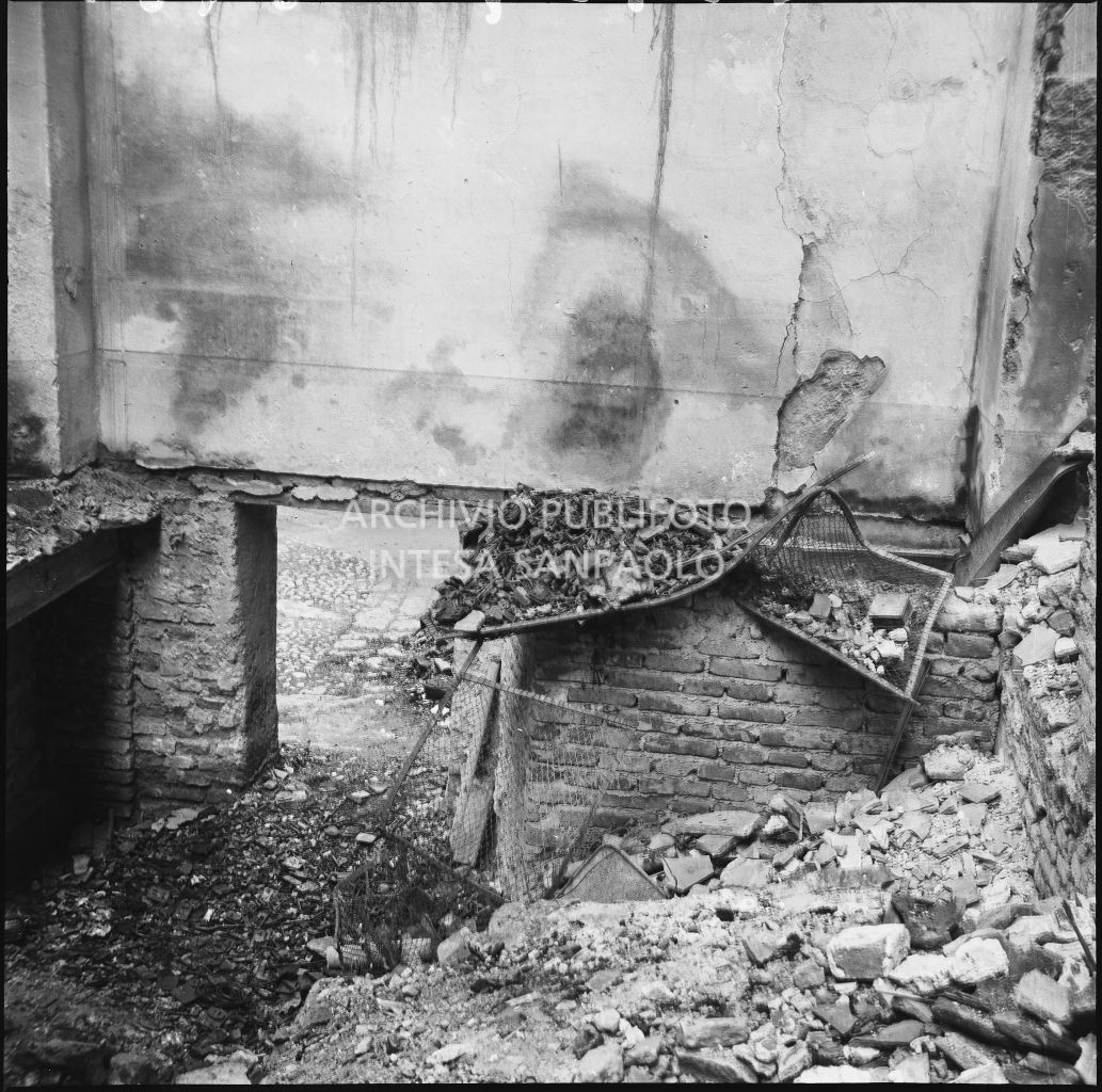 Particolare dell'edificio, in corso Garibaldi a Milano, sventrato dai bombardamenti, sede dell'impresa Baruffaldi & Cantini che vendeva articoli casalinghi, di ferramenta e cucine economiche