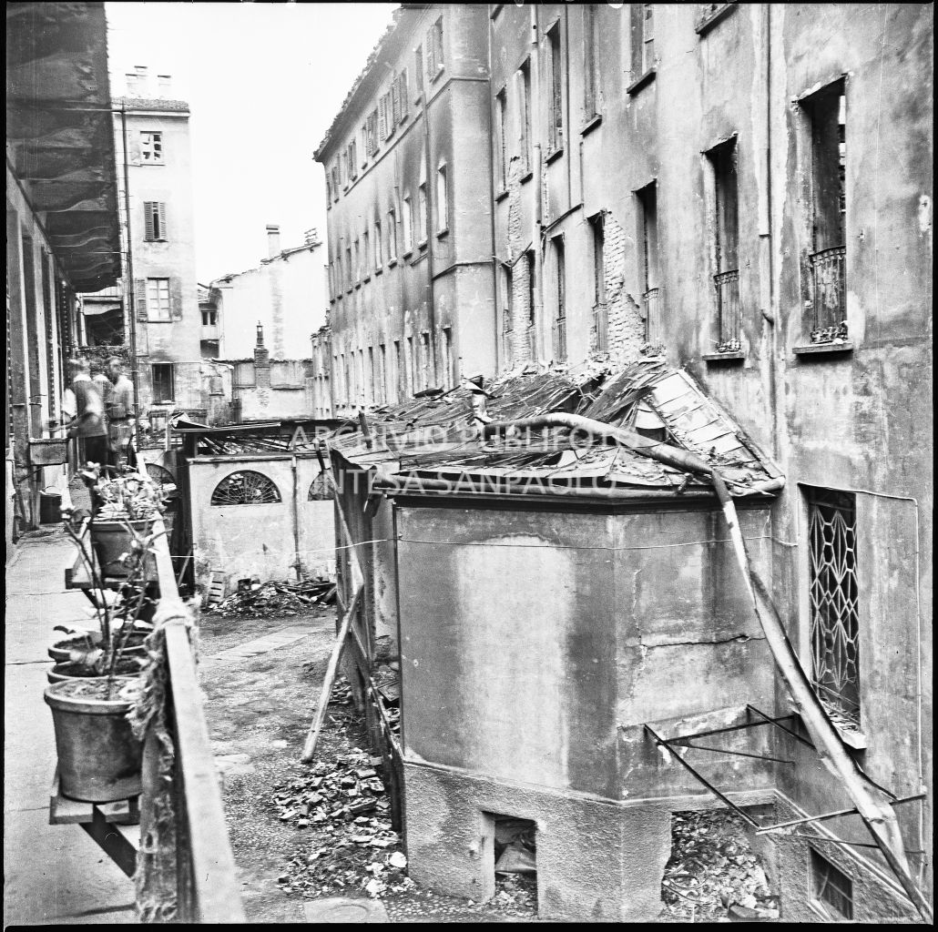 Cortile dell'edificio, sede impresa Baruffaldi & Cantini, che vendeva articoli casalinghi, di ferramenta e cucine economiche, in corso Garibaldi a Milano, sventrato dai bombardamenti