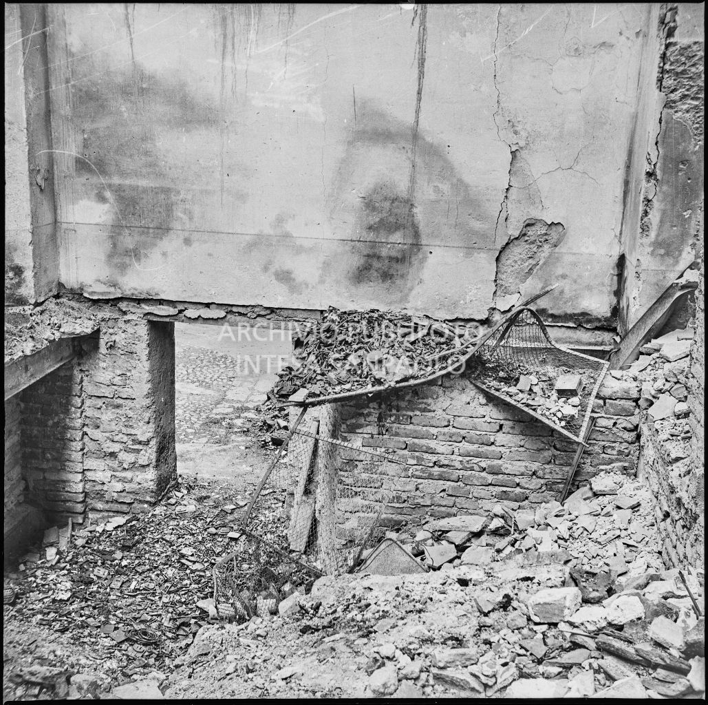 Particolare dell'edificio, in corso Garibaldi a Milano, sventrato dai bombardamenti, sede dell'impresa Baruffaldi & Cantini che vendeva articoli casalinghi, di ferramenta e cucine economiche