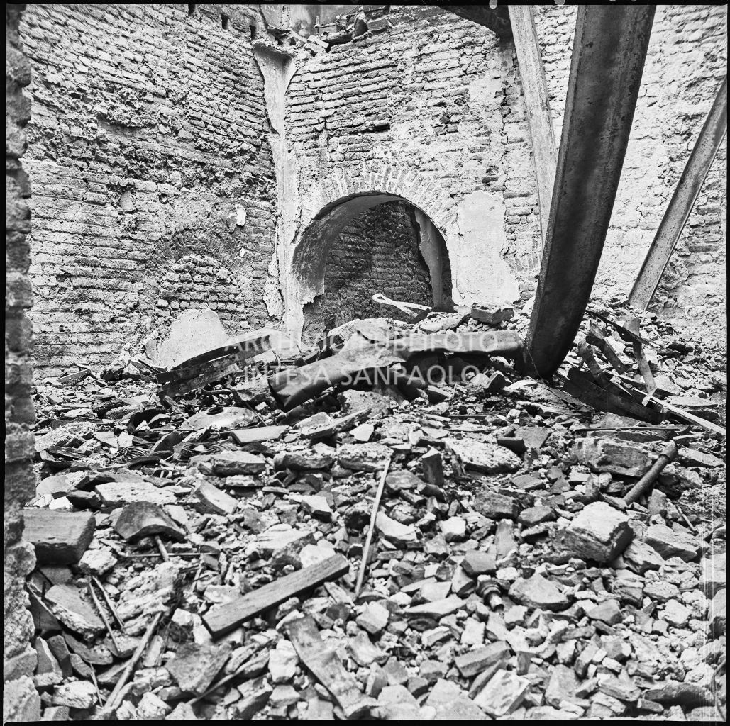 Macerie dell'edificio, in corso Garibaldi a Milano, sventrato dai bombardamenti, sede dell'impresa Baruffaldi & Cantini che vendeva articoli casalinghi, di ferramenta e cucine economiche