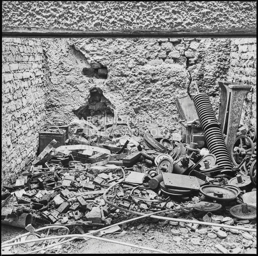 Particolare dell'edificio, in corso Garibaldi a Milano, sventrato dai bombardamenti, sede dell'impresa Baruffaldi & Cantini che vendeva articoli casalinghi, di ferramenta e cucine economiche