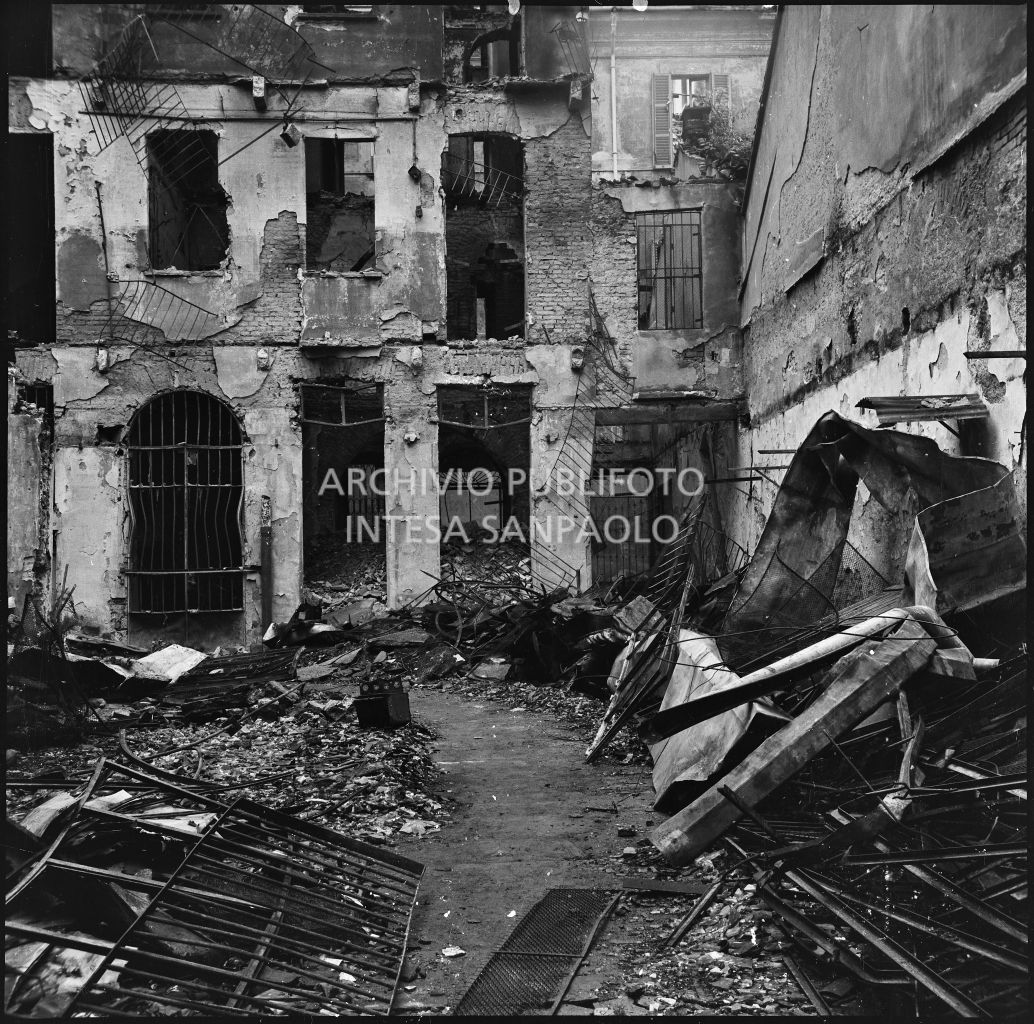 Cortile dell'edificio, sede dell'impresa Baruffaldi & Cantini, che vendeva articoli casalinghi, di ferramenta e cucine economiche, in corso Garibaldi a Milano, ingombro di macerie dei bombardamenti che l'hanno sventrato