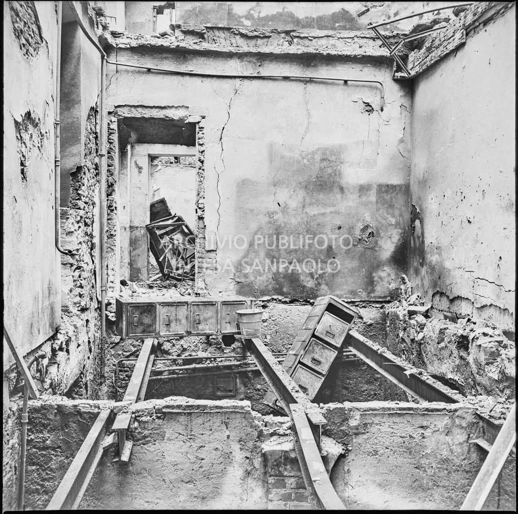 Interno dell'edificio, in corso Garibaldi a Milano, sventrato dai bombardamenti, sede dell'impresa Baruffaldi & Cantini che vendeva articoli casalinghi, di ferramenta e cucine economiche
