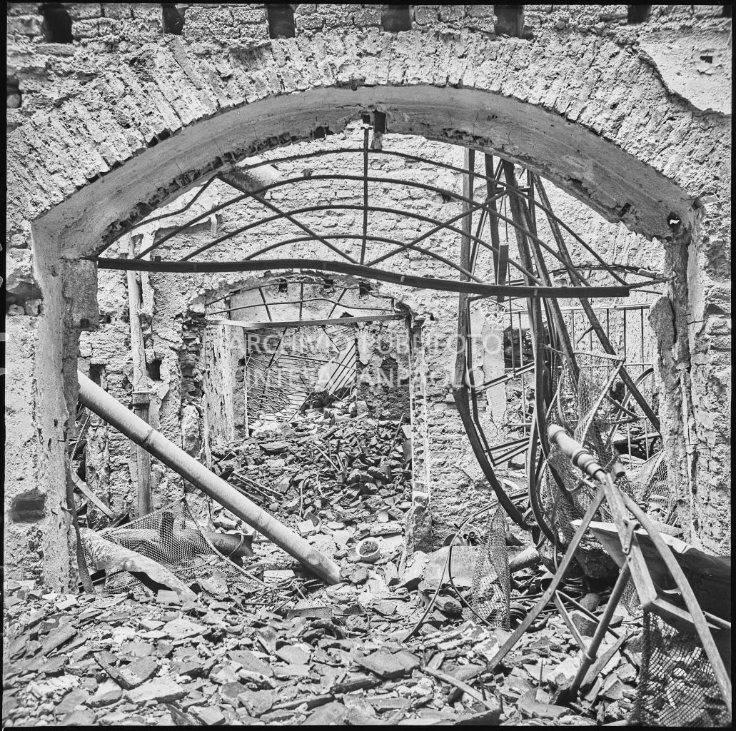 Edificio, in corso Garibaldi a Milano, sventrato dai bombardamenti, sede dell'impresa Baruffaldi & Cantini che vendeva articoli casalinghi, di ferramenta e cucine economiche