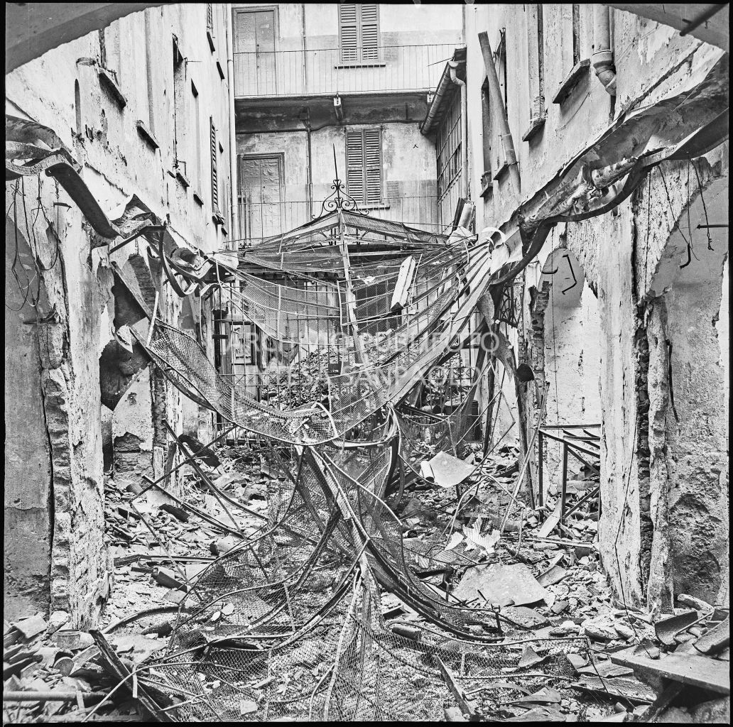 Cortile dell'edificio, sede dell'impresa Baruffaldi & Cantini, che vendeva articoli casalinghi, di ferramenta e cucine economiche, in corso Garibaldi a Milano, ingombro di macerie dei bombardamenti che l'hanno sventrato