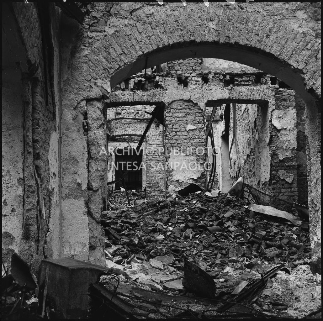 Macerie dell'edificio, in corso Garibaldi a Milano, sventrato dai bombardamenti, sede dell'impresa Baruffaldi & Cantini che vendeva articoli casalinghi, di ferramenta e cucine economiche
