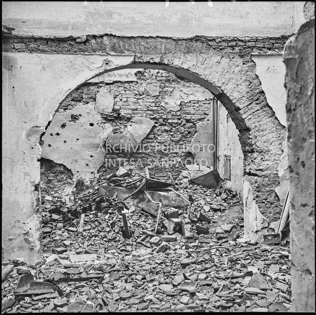 Macerie dell'edificio, in corso Garibaldi a Milano, sventrato dai bombardamenti, sede dell'impresa Baruffaldi & Cantini che vendeva articoli casalinghi, di ferramenta e cucine economiche