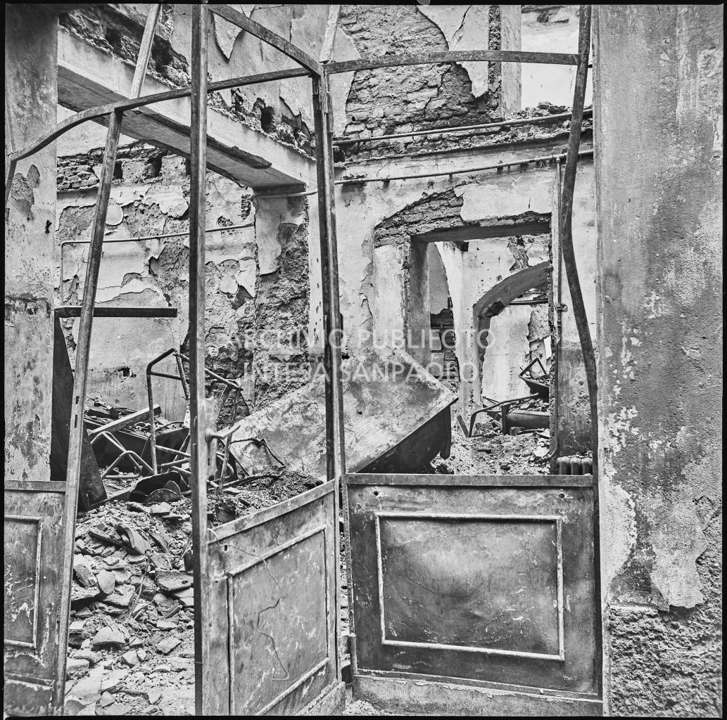 Particolare dell'interno dell'edificio, in corso Garibaldi a Milano, sventrato dai bombardamenti, sede dell'impresa Baruffaldi & Cantini che vendeva articoli casalinghi, di ferramenta e cucine economiche