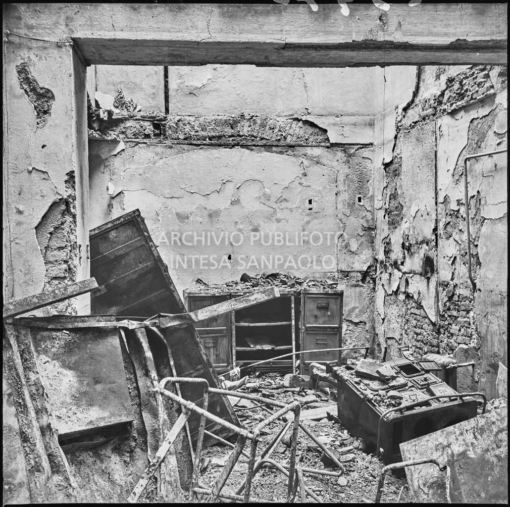 Interno dell'edificio, in corso Garibaldi a Milano, sventrato dai bombardamenti, sede dell'impresa Baruffaldi & Cantini che vendeva articoli casalinghi, di ferramenta e cucine economiche; a terra rovesciata una di quest'ultime