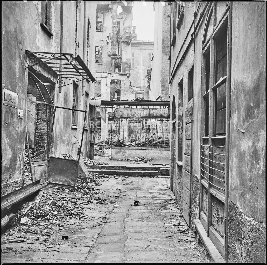 Scorcio di un ingresso dell'impresa Baruffaldi & Cantini che vendeva articoli casalinghi, di ferramenta e cucine economiche, in corso Garibaldi a Milano, sventrato dai bombardamenti