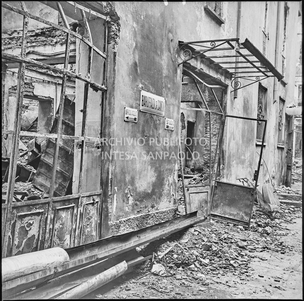 Scorcio di un ingresso dell'impresa Baruffaldi & Cantini che vendeva articoli casalinghi, di ferramenta e cucine economiche, in corso Garibaldi a Milano, sventrato dai bombardamenti