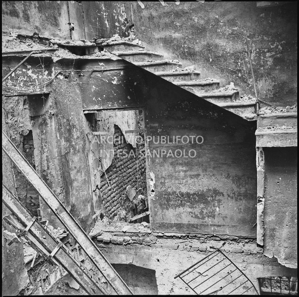 Interno dell'edificio, in corso Garibaldi a Milano, sventrato dai bombardamenti, sede dell'impresa Baruffaldi & Cantini che vendeva articoli casalinghi, di ferramenta e cucine economiche