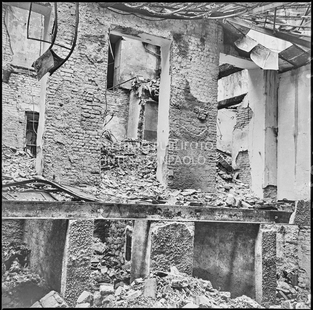 Edificio, in corso Garibaldi a Milano, sventrato dai bombardamenti, sede dell'impresa Baruffaldi & Cantini che vendeva articoli casalinghi, di ferramenta e cucine economiche