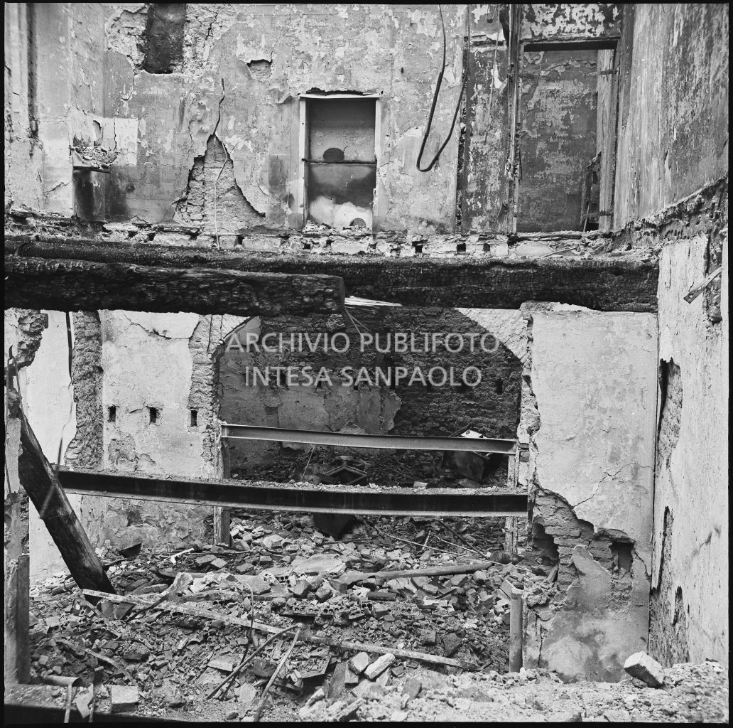 Edificio, in corso Garibaldi a Milano, sventrato dai bombardamenti, sede dell'impresa Baruffaldi & Cantini che vendeva articoli casalinghi, di ferramenta e cucine economiche