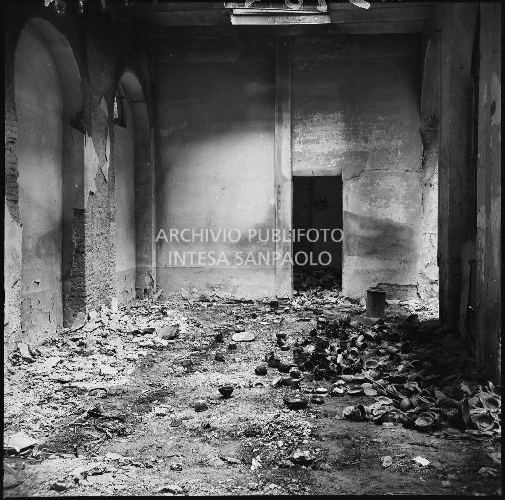 Interno dell'edificio, in corso Garibaldi a Milano, sventrato dai bombardamenti, sede dell'impresa Baruffaldi & Cantini che vendeva articoli casalinghi, di ferramenta e cucine economiche; a terra numerosi manufatti