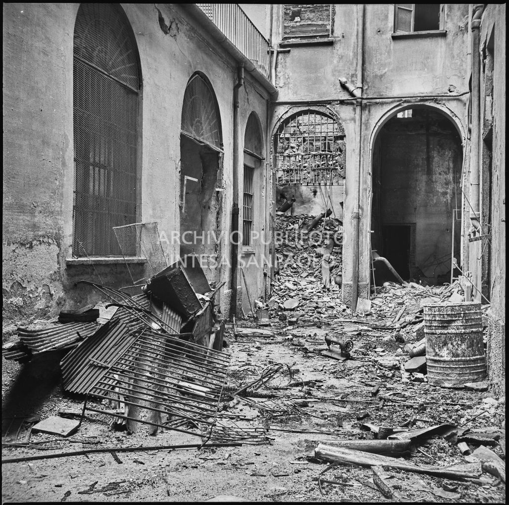 Un cortile dell'edificio, sede dell'impresa Baruffaldi & Cantini, che vendeva articoli casalinghi, di ferramenta e cucine economiche, in corso Garibaldi a Milano, ingombro di macerie dei bombardamenti che l'hanno sventrato