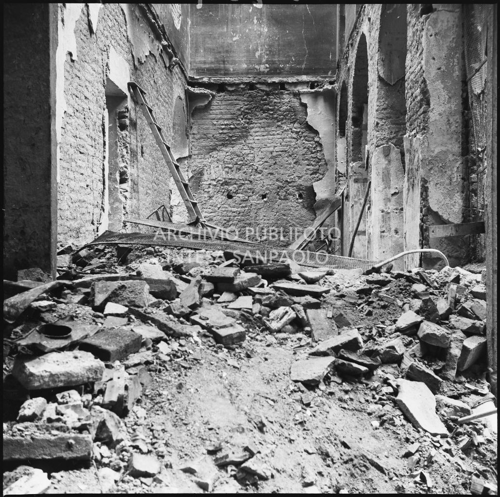 Macerie dell'edificio, in corso Garibaldi a Milano, sventrato dai bombardamenti, sede dell'impresa Baruffaldi & Cantini che vendeva articoli casalinghi, di ferramenta e cucine economiche