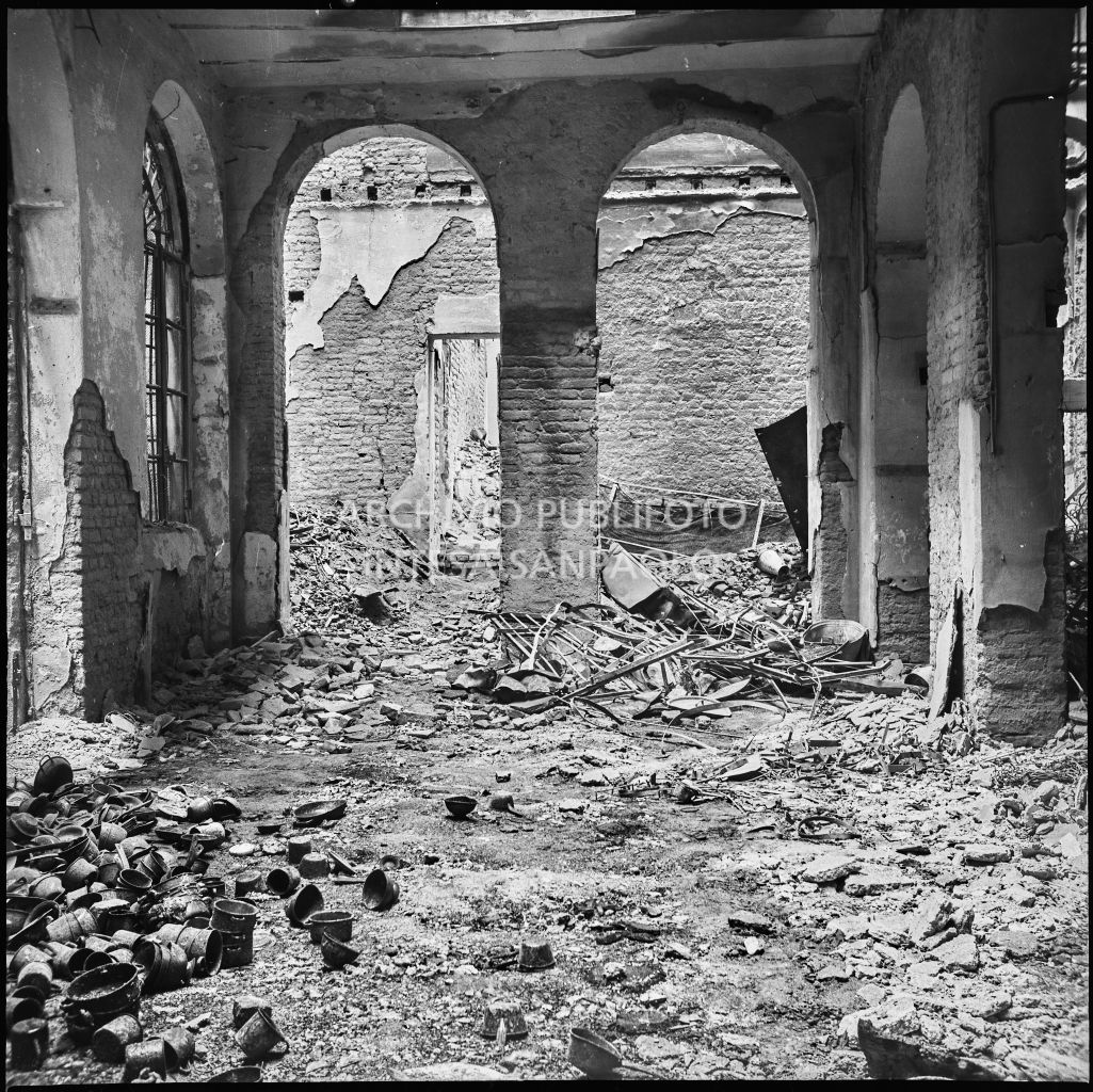 Interno dell'edificio, in corso Garibaldi a Milano, sventrato dai bombardamenti, sede dell'impresa Baruffaldi & Cantini che vendeva articoli casalinghi, di ferramenta e cucine economiche; a terra numerosi manufatti