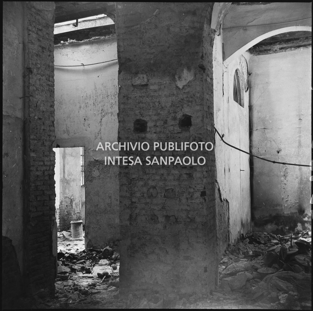 Scorcio dell'interno dell'edificio, in corso Garibaldi a Milano, sventrato dai bombardamenti, sede dell'impresa Baruffaldi & Cantini che vendeva articoli casalinghi, di ferramenta e cucine economiche
