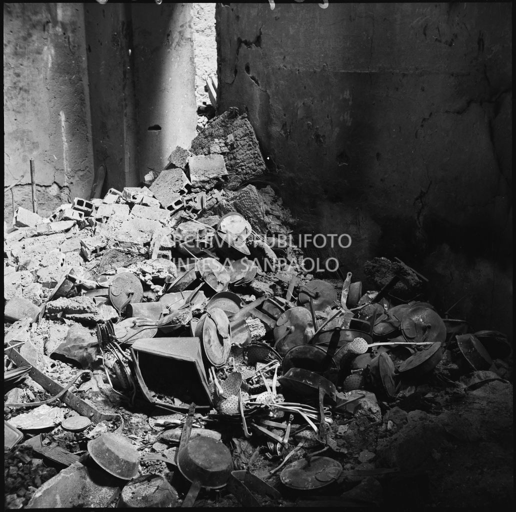 Macerie dell'edificio, in corso Garibaldi a Milano, sventrato dai bombardamenti, sede dell'impresa Baruffaldi & Cantini che vendeva articoli casalinghi, di ferramenta e cucine economiche; tra le macerie manufatti vari