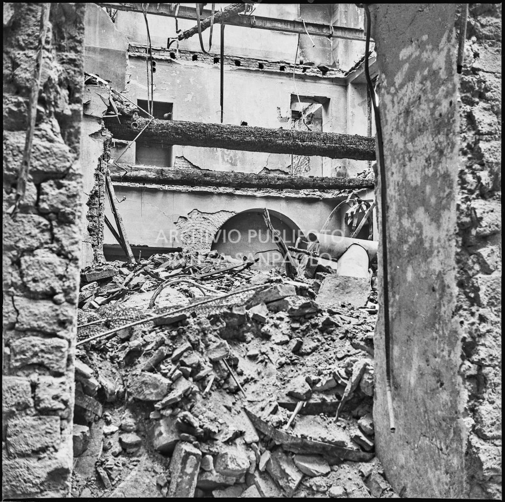 Macerie dell'edificio, in corso Garibaldi a Milano, sventrato dai bombardamenti, sede dell'impresa Baruffaldi & Cantini che vendeva articoli casalinghi, di ferramenta e cucine economiche