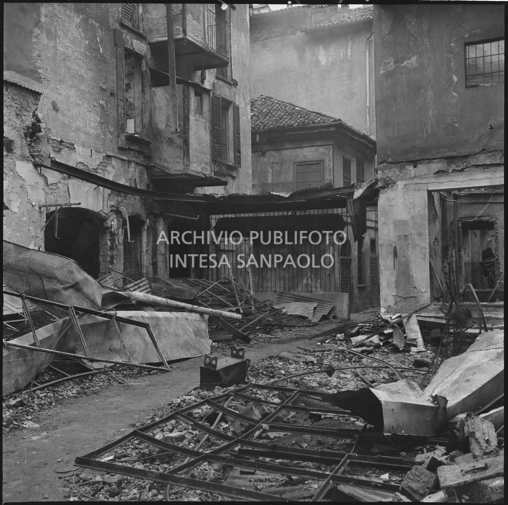 Cortile dell'edificio, sede dell'impresa Baruffaldi & Cantini, che vendeva articoli casalinghi, di ferramenta e cucine economiche, in corso Garibaldi a Milano, sventrato dai bombardamenti e ingombro di strutture danneggiate e divelte