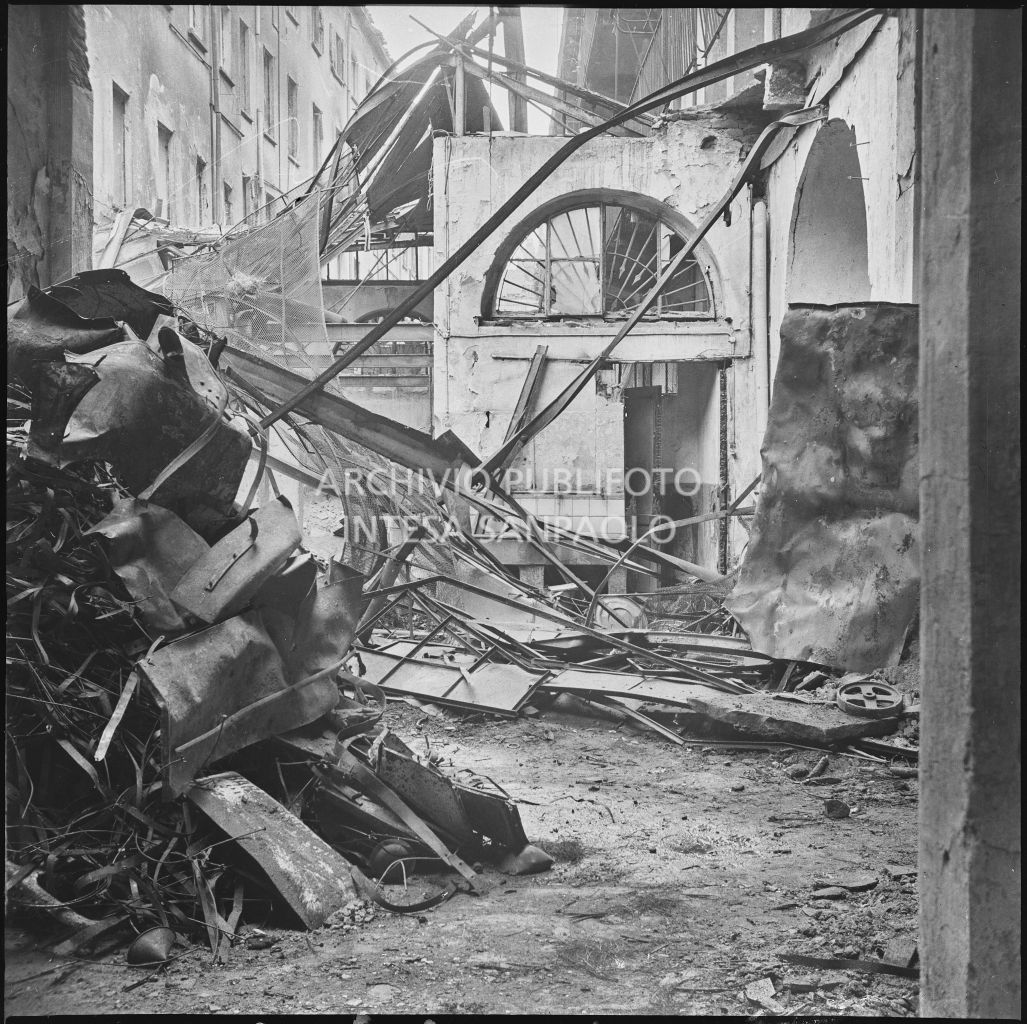 Cortile dell'edificio, sede dell'impresa Baruffaldi & Cantini, che vendeva articoli casalinghi, di ferramenta e cucine economiche, in corso Garibaldi a Milano, sventrato dai bombardamenti e ingombro di strutture danneggiate e divelte